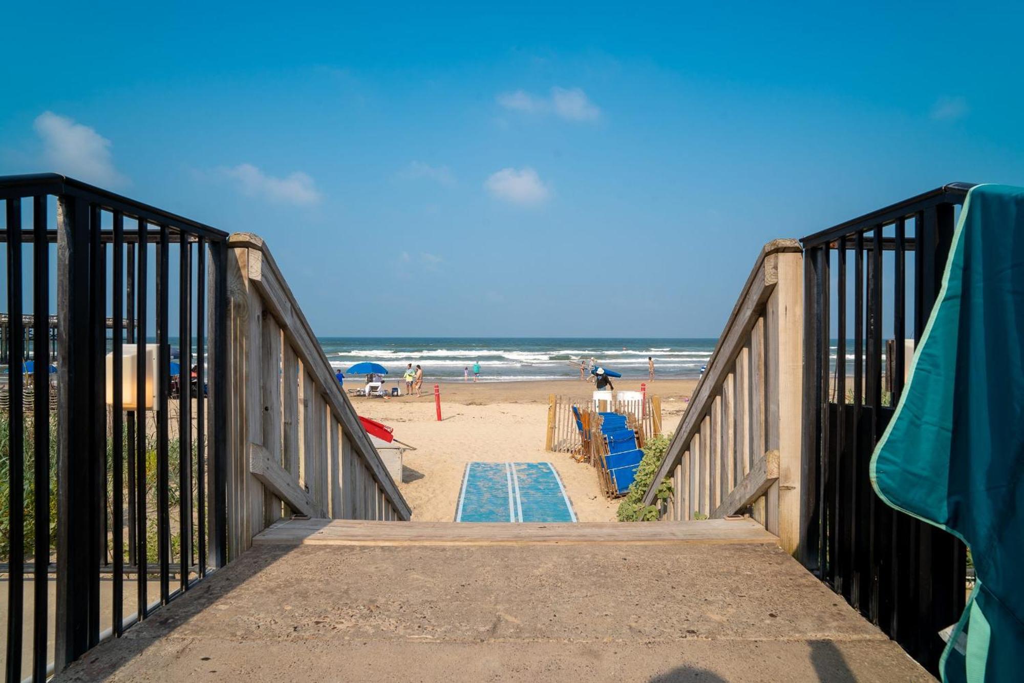 Herons Haven Coastal Elegance With Pool Access 223